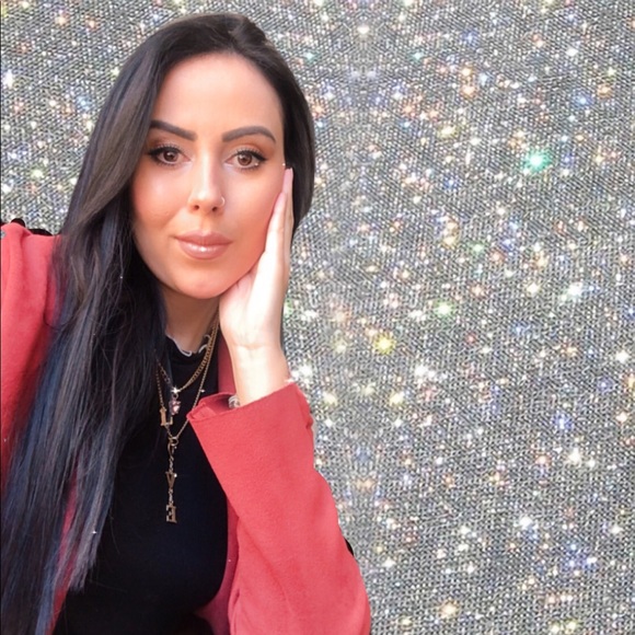 Meet your Posher, Lara - Picture 1 of 1